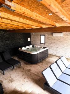 einen großen Whirlpool in einem Zimmer mit Stühlen in der Unterkunft DreamVille - Casa da Tapada in Arcos de Valdevez