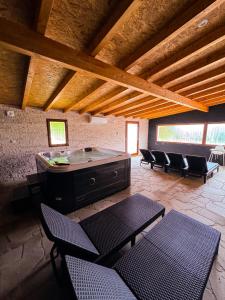 Großes Zimmer mit Stühlen und einer großen Badewanne in der Unterkunft DreamVille - Casa da Tapada in Arcos de Valdevez