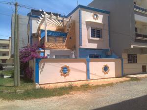 una casa con una valla delante de ella en Maison d'Hôte à Saïdia, en Saidia 