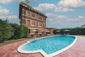 a hotel with a swimming pool in front of a building at Hotel Villa Liberty in Pontecurone