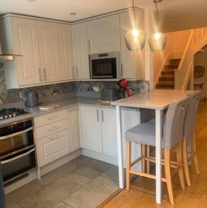 A kitchen or kitchenette at BARN: Sleeps 6, Stansted 12 mins