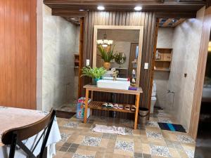 LỌ LEM CINDERELLA HOMESTAY في فينه لونج: حمام مع حوض ومرحاض