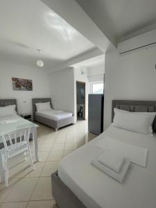 Postel nebo postele na pokoji v ubytování Joni Apartments