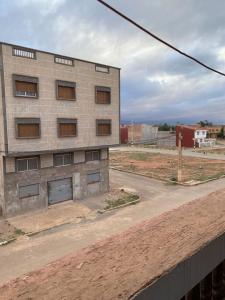 an empty building on the side of a street at Appartement familial a lmriss in Oulad Zenati