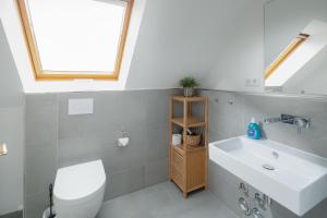 Un baño con un inodoro blanco y un lavabo. en Haus Sanderling Träumchen, en Juist 16 fotos más