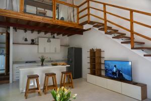une cuisine avec un îlot de cuisine avec une télévision et des escaliers dans l'établissement Villa SOL, à Santa Teresa 14 autres photos