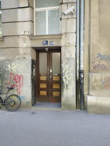 een fiets geparkeerd voor een gebouw met graffiti bij Family & Group Stay in Zagreb