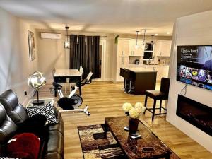 Modern Vac Home, private Hot tub, close to airport في دييب: غرفة معيشة مع أريكة وطاولة ومطبخ