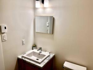 Un baño de Modern Vac Home, private Hot tub, close to airport, Dieppe, Moncton