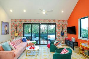 een woonkamer met oranje muren en een roze bank bij Music Row Hot Tub & Views in Nashville