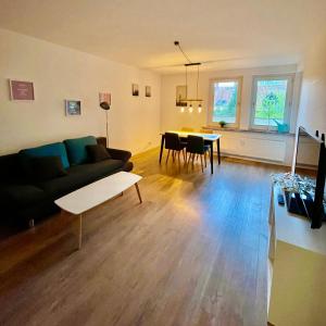 a living room with a couch and a table at 3-Zimmer Nähe Messe & Maschsee in Hannover