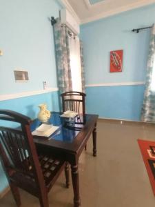 uma sala de jantar com uma mesa e duas cadeiras em Bertoua : Bel appartement en centre-ville em Bertoua