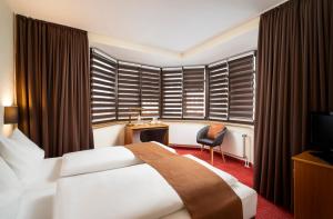 Postel nebo postele na pokoji v ubytování ARKADEN Hotel Kelkheim