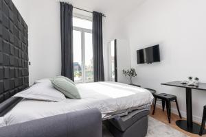 מיטה או מיטות בחדר ב-7 FOCH 202 - Studio contemporain en plein coeur de Nice - climatisation