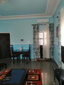 uma sala de estar com uma mesa e uma janela em Bertoua : Bel appartement en centre-ville em Bertoua
