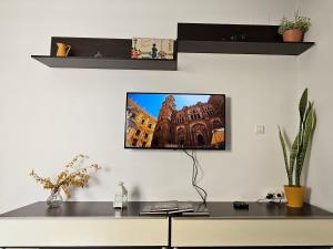 a desk with a monitor on a wall at Romántico apartamento céntrico in Málaga