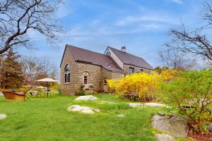 uma velha igreja de tijolos com um jardim de relva em Great Ledges Studio em Rockport