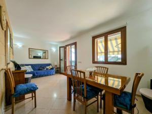 ein Wohnzimmer mit Tisch und Stühlen und einer Couch in der Unterkunft Oikia Vacanze S Cesarea Casa Rosa su in Santa Cesarea Terme