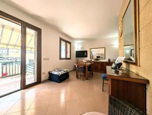 ein Wohnzimmer mit Blick auf ein Esszimmer in der Unterkunft Oikia Vacanze S Cesarea Casa Rosa su in Santa Cesarea Terme