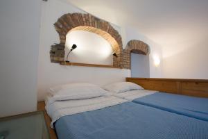 a bedroom with a bed and a mirror on the wall at La Cantina - ACrapa Mangia in Santa Maria di Castellabate