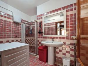 ein Badezimmer mit Waschbecken und Spiegel in der Unterkunft Oikia Vacanze S Cesarea Casa Rosa su in Santa Cesarea Terme + 30 Fotos