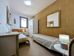 1 Schlafzimmer mit 2 Betten und einem Wandspiegel in der Unterkunft Oikia Vacanze S Cesarea Casa Rosa su in Santa Cesarea Terme