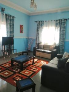 uma sala de estar com um sofá e uma mesa de centro em Bertoua : Bel appartement en centre-ville em Bertoua