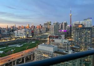 Blick auf eine Stadt mit Autobahn und Gebäuden in der Unterkunft 2 BR with Amazing city views & Free parking in Toronto