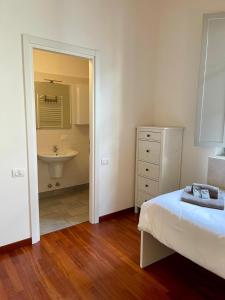 um quarto com uma cama, um lavatório e um espelho em ATENA Lake Como em Como