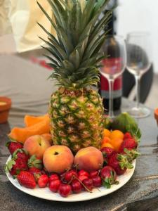 Casa SantaにあるProfumi di arancioのパイナップルの盛り合わせ