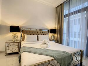 Dubai Marina的住宿－Key View - Calero Vista Villa，一间卧室,床上有泰迪熊