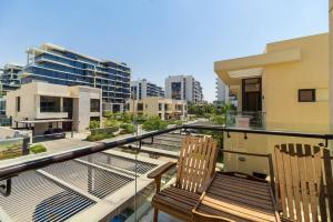 Dubai Marina的住宿－Key View - Calero Vista Villa，两把椅子坐在大楼的阳台上