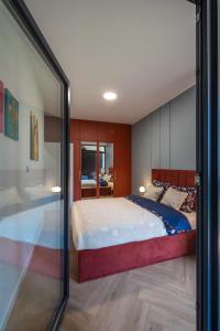 um quarto com uma cama grande e uma parede de vidro em Hacienda Grunwaldzka Bydgoszcz em Bydgoszcz