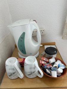 Příslušenství pro přípravu čaje a kávy v ubytování Bayona Guest House