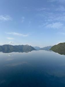 ブルナーテにあるHotel Paradiso Comoの山を背景とした大量の水