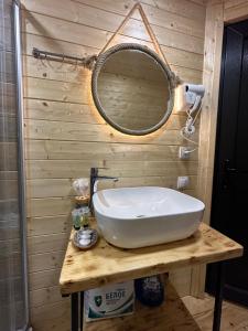 uma casa de banho com um lavatório e um espelho sobre uma mesa em Borjomi Story em Borjomi