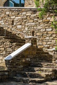 a stone wall with a stone stair case at La Rimessa - ACrapa Mangia in Santa Maria di Castellabate +2 photos