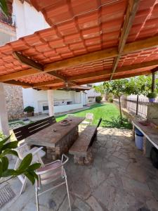 Patio nebo venkovní prostory v ubytování Selinia Villa Nikos Gianna