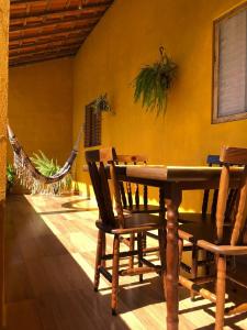 comedor con hamaca, mesa y sillas en Refúgio Encantado en Eldorado