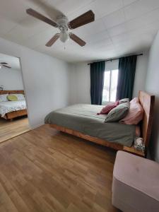 Ein Bett oder Betten in einem Zimmer der Unterkunft KWE Café & Auberge