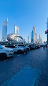 um parque de estacionamento com carros estacionados em frente a uma cidade em 2 Single Bed Fully Furnished Bed Room Front of Dubai Museum - Trade Center em Dubai