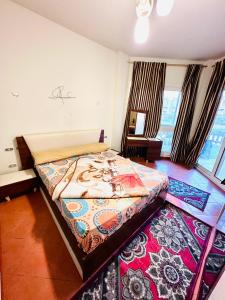 1 dormitorio con 1 cama grande en una habitación en Porto Sokhna Water Front Resort, en Ain Sokhna