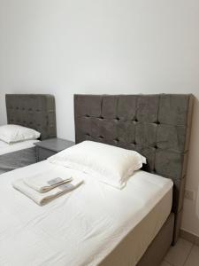 Tempat tidur dalam kamar di 2 Single Bed Fully Furnished Bed Room Front of Dubai Museum - Trade Center