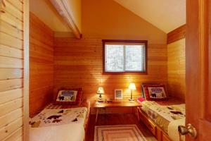 een kleine kamer met 2 bedden en een raam bij Black Butte Ranch: South Meadow Home Eighty-Four in Black Butte Ranch