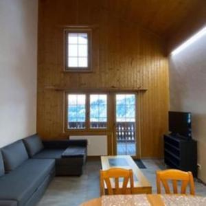 - un salon avec un canapé et une table dans l'établissement Appartement Duplex Les Bleuets K10, à Val dʼIlliez