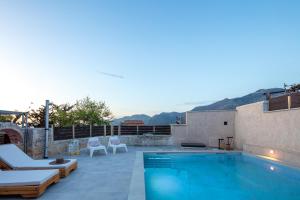 a swimming pool on the roof of a house at Captain's Hyatt in Garazo