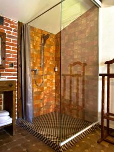 W łazience znajduje się prysznic ze szklaną obudową. w obiekcie Curtea Domneasca w mieście Cricova