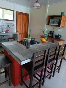 Kuchyň nebo kuchyňský kout v ubytování Casa Vista Arenal