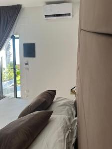 ein Schlafzimmer mit einem Bett mit zwei Kissen darauf in der Unterkunft Luxury Resort in Licola