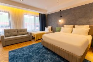Cette chambre comprend un grand lit et une chaise. dans l'établissement Q Style Hotel, à Pelitli